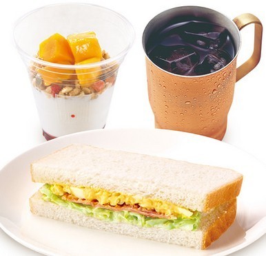 フルグラRヨーグルト&ハーフコールスローたまごサラダサンド.jpg